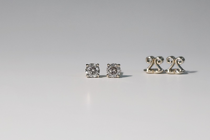 [[SOLD OUT]] 3.7mm 메탈릭그레이 다이아몬드 4프롱 베이직 이어링 / 0.421ct